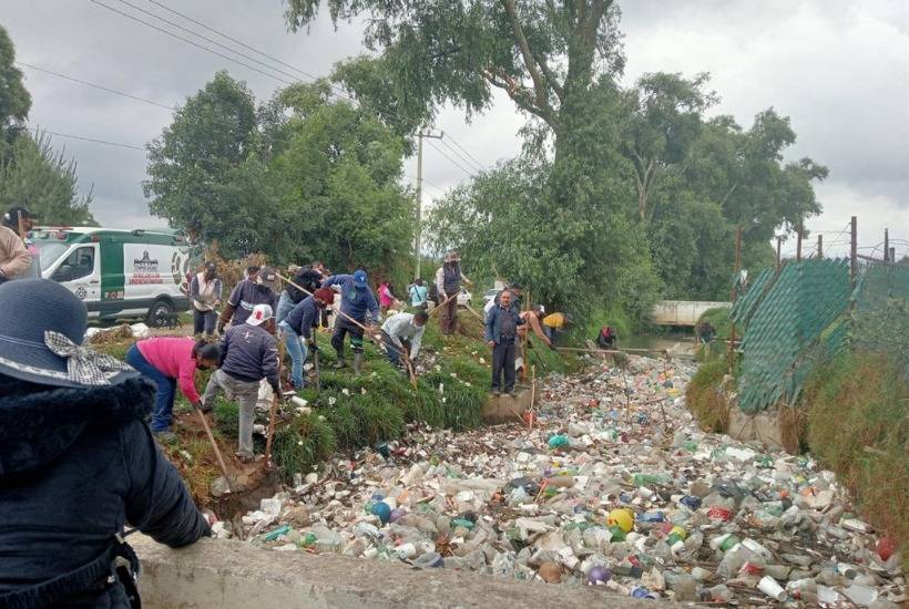 Limpian el r&iacute;o Acalote; retiran m&aacute;s de 12 toneladas de basura