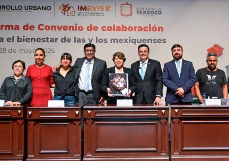 Entrega Delfina Gómez 1,450 títulos de propiedad