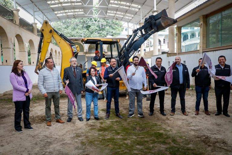 Alcalde Isaac Montoya, la rectora de la Universidad Rosario Castellanos y autoridades del GEM colocan la primera piedra del plantel Naucalpan