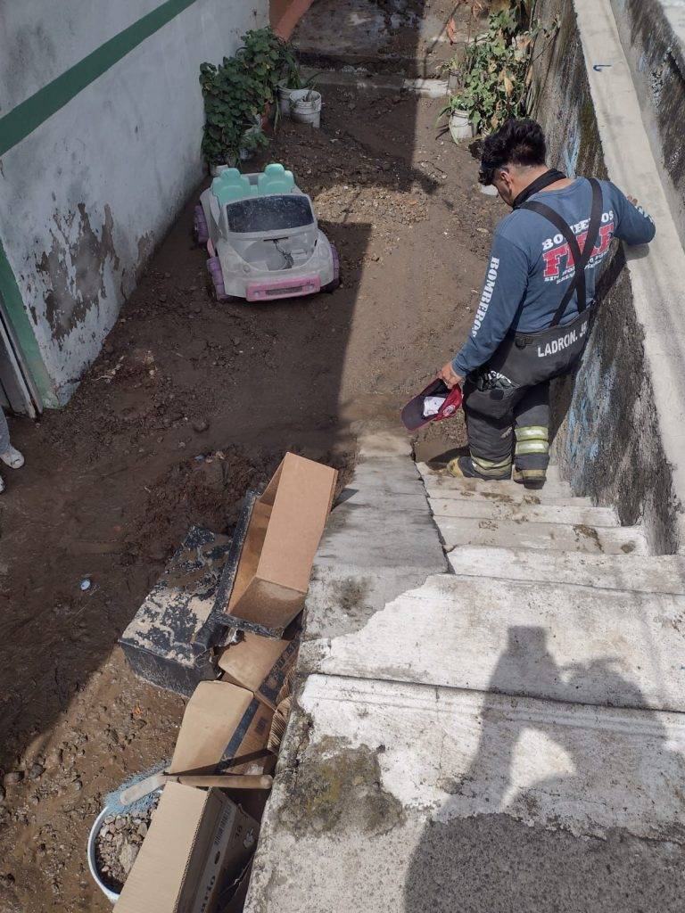 Atiende gobierno municipal deslizamiento de tierra y lodo en praderas de San Mateo