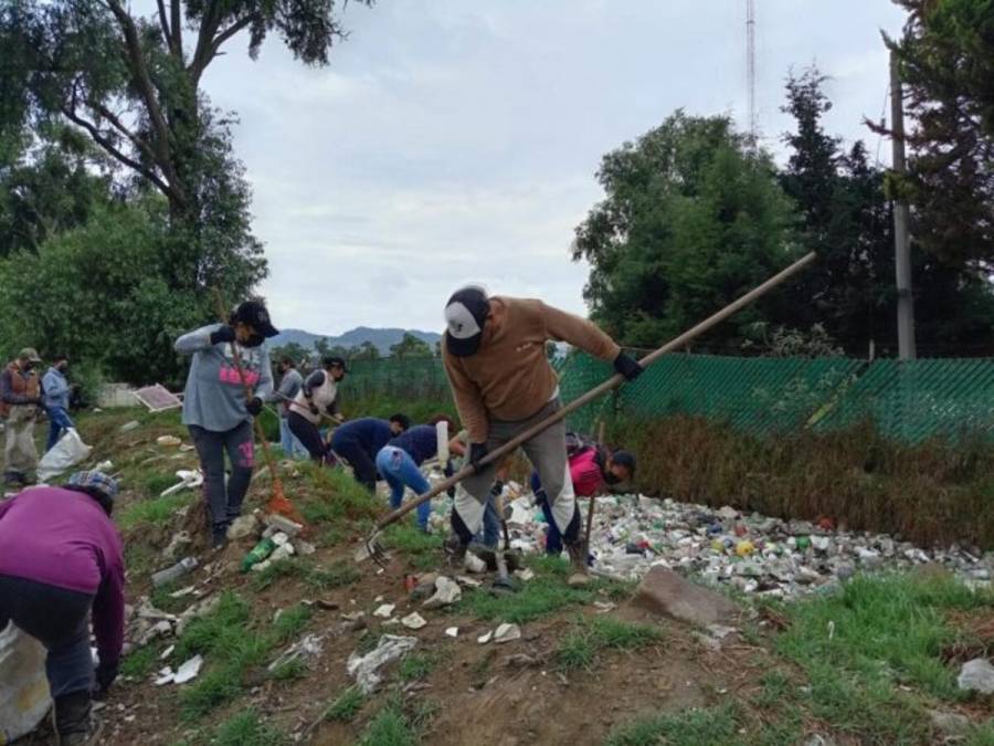 Retiran m&aacute;s de 12 toneladas de residuos s&oacute;lidos del R&iacute;o Acalote en Capulhuac