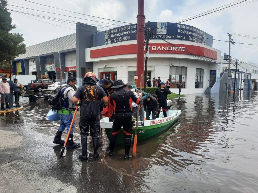 Retira Gobierno del EdoMéx 44 toneladas de basura en San Mateo Atenco; instala centro de incidencia con monitoreo aéreo y anfibio en zonas afectadas por las intensas lluvias