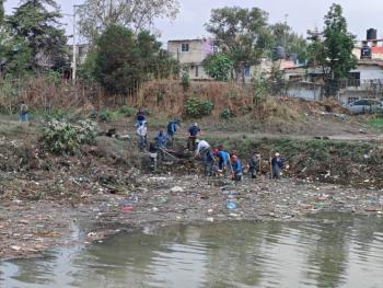 Retira Edomex tapón de basura que obstruía drenaje en la Presa El Ángulo