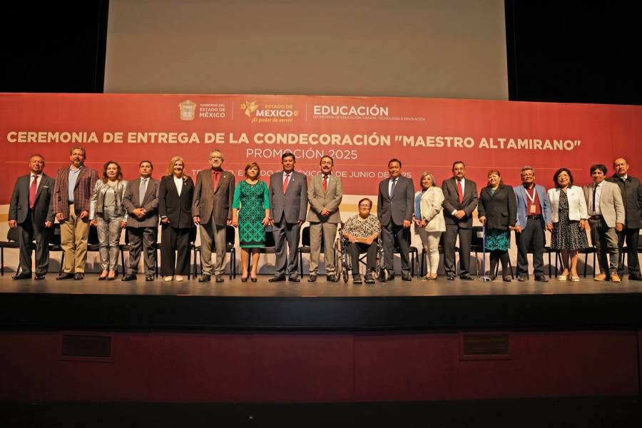 Estado de México reconoce la trayectoria y entrega de 330 docentes, con más de 40 años de servicio en la educación