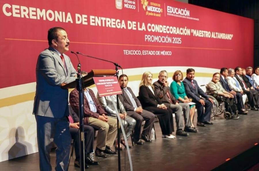 Reconocen a 330 docentes del Edomex con la Condecoración Maestro Altamirano 2025