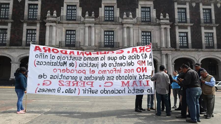 Familiares marchan en Toluca para exigir búsqueda de Liam, menor presuntamente sustraído por su madre