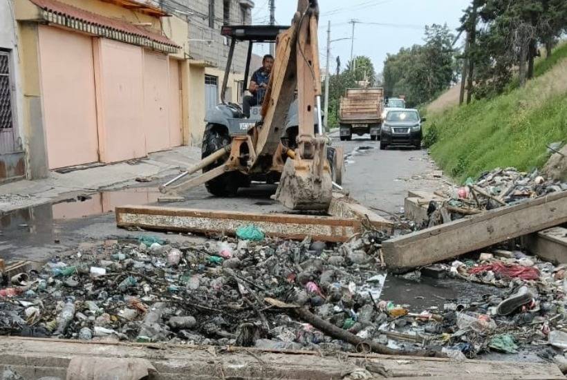 Retiran 30 toneladas de basura en colector de Chiconautla; aliviará inundación en Av. Nacional
