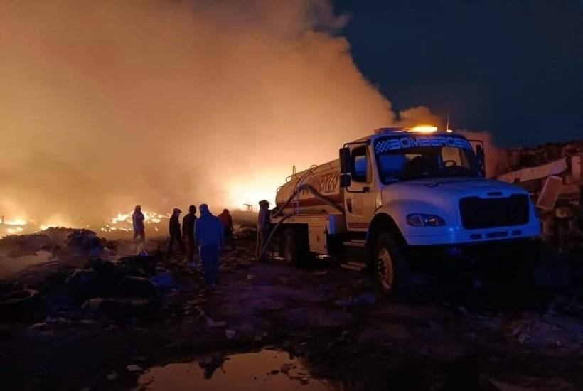 Fuerte incendio en Bordo de Xochiaca fue controlado en la madrugada; sin v&iacute;ctimas