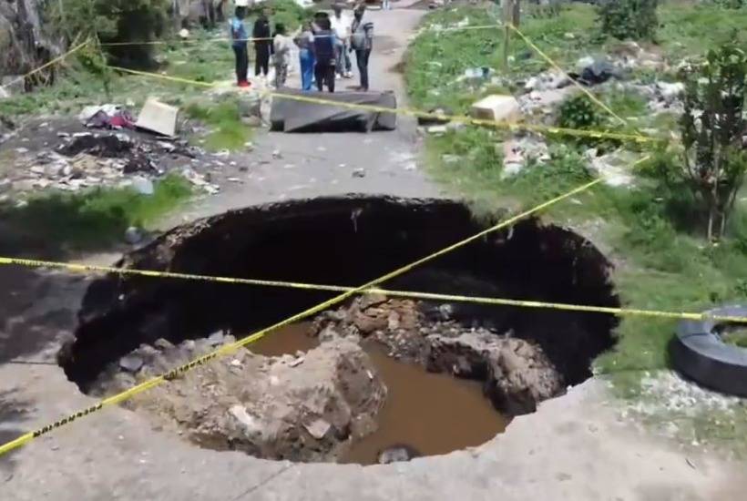 Socav&oacute;n se forma en Valle de Chalco; autoridades monitorean la zona