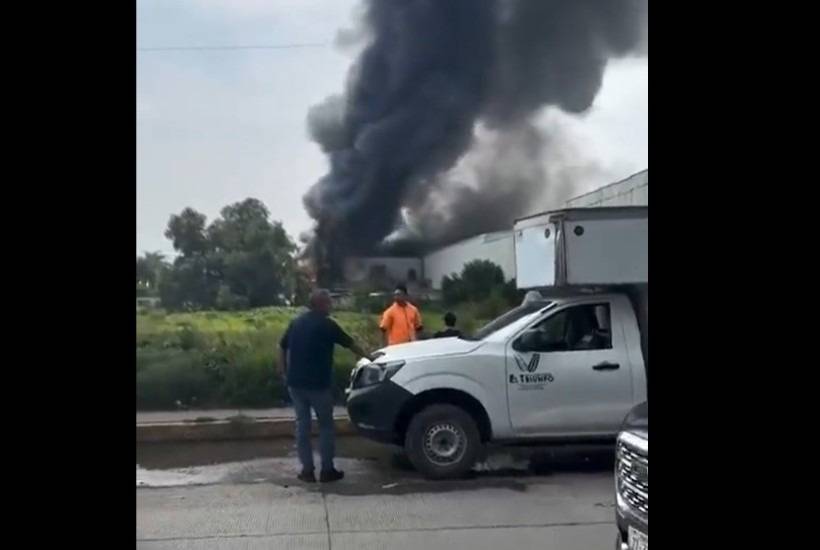 Incendio de gran magnitud consume bodega en zona industrial de Tultitl&aacute;n