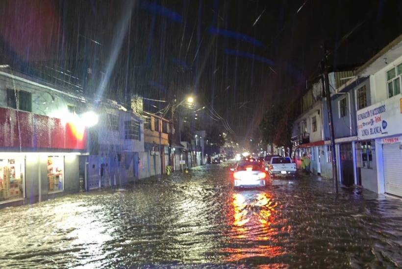 Lluvia en Toluca colapsa vialidades; Protecci&oacute;n Civil brinda apoyo en zonas inundadas